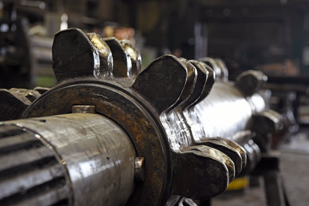 油腻的齿轮。肮脏的旧链轮。旧机械车间的细节。图片下载