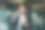 快乐男人企业家在现代化的办公室工作，打电话，视频聊天，对着摄像头挥手图片下载