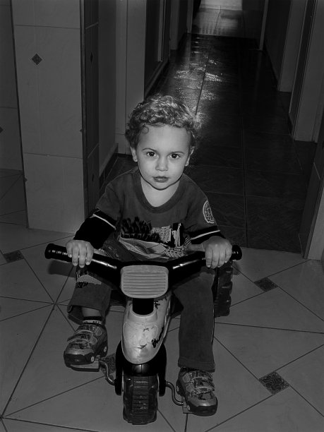 小男孩-走廊里的光-黑白图片下载