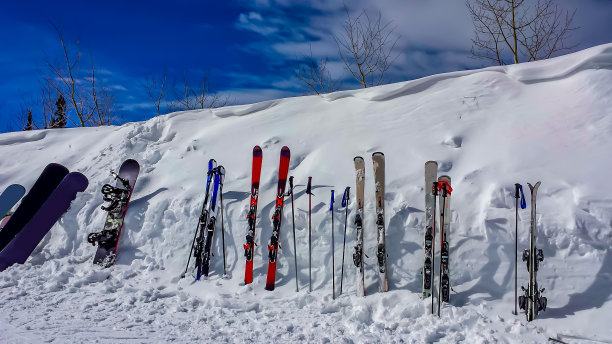 滑雪和滑雪板，在蒸汽船泉滑雪，科罗拉多州图片下载