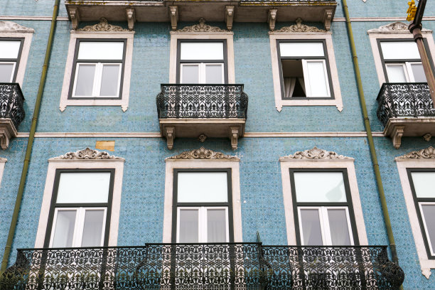 典型的复古葡萄牙立面与白色窗户图片下载