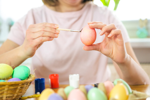年轻女子喜欢用这些颜色画复活节彩蛋。图片下载
