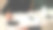 中国书法课，孩子们在课堂上学习和练习传统书法，孩子们在学校里学习墨笔字图片下载
