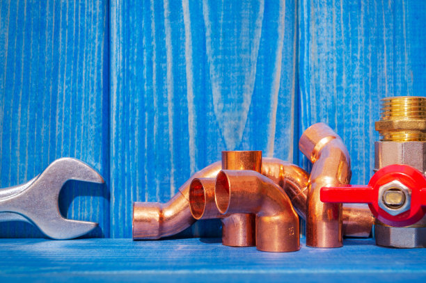用于在蓝色复古木板上维修管道的备件和配件图片下载