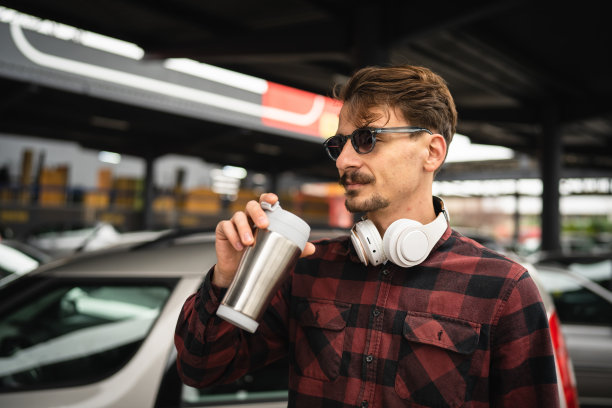 一个快乐的白人男子站在停车场的白天图片下载