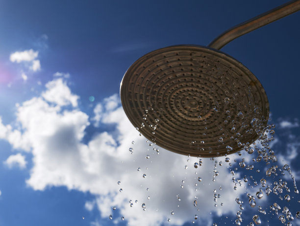 水从淋浴喷头里流出来图片下载