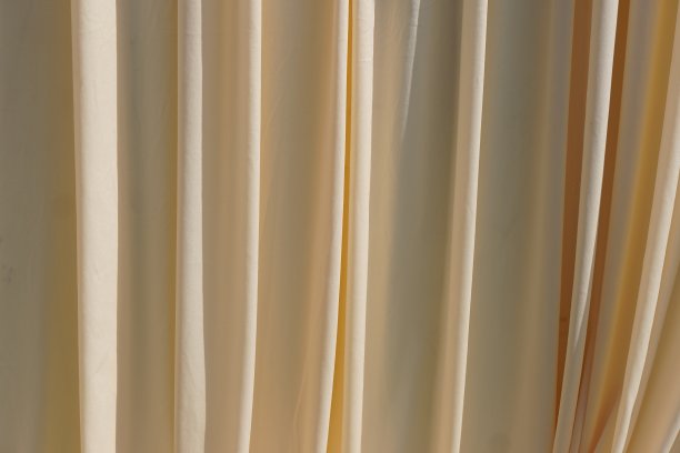 黄色窗帘排成波浪状。图片下载