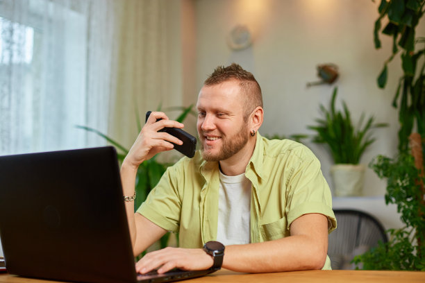 自由职业者在家里的桌子上用笔记本电脑工作图片下载