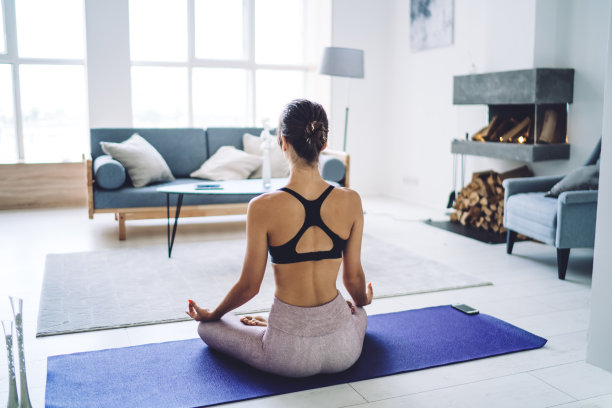 年轻的无脸健身女运动员在早上冥想图片下载