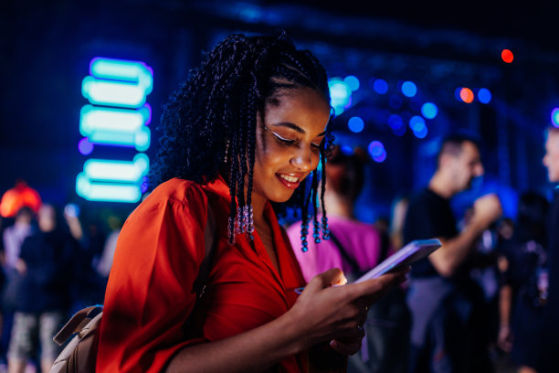 女孩在演唱会上发短信图片下载