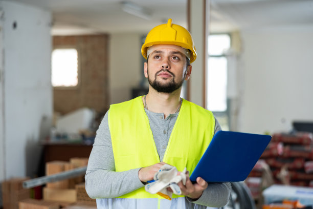 年轻工程师在笔记本电脑上查看房屋装修计划图片下载