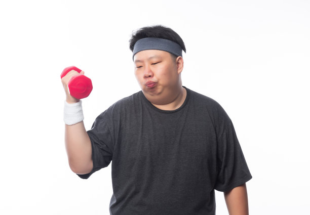 年轻的亚洲有趣的肥胖运动男子锻炼哑铃孤立在白色背景图片下载