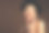 美丽的女人的肖像与漂亮的脸摆出时尚与她的手。美丽的时尚模特女性脸与完美的皮肤和裸妆。女性外观概念。库存图片图片下载