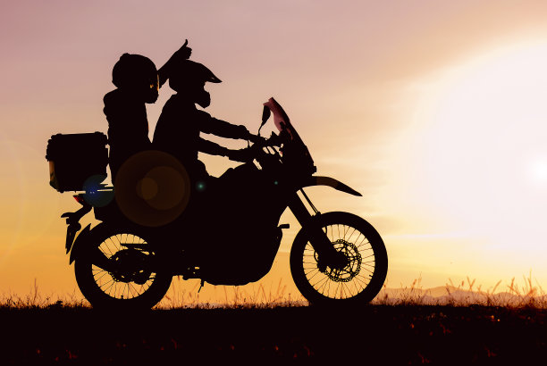情侣们骑摩托车旅行的旅程图片下载