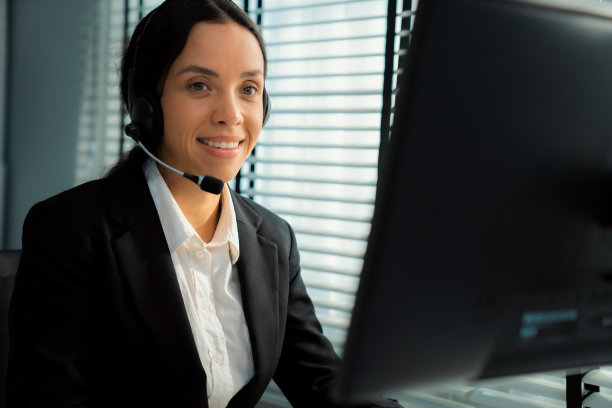 熟练的女性操作人员，能熟练操作电脑，并能与客户交谈。图片下载