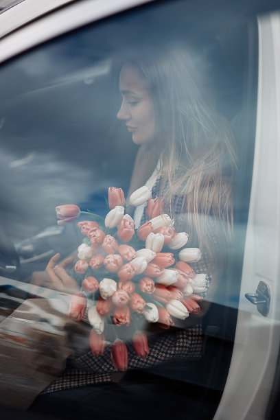 手里拿着郁金香花的女人图片下载