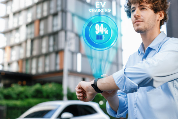 进步商人检查可穿戴全息手表对电动汽车电池的状态图片下载