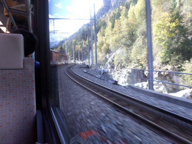 因特拉肯和采尔马特之间的路。图片下载