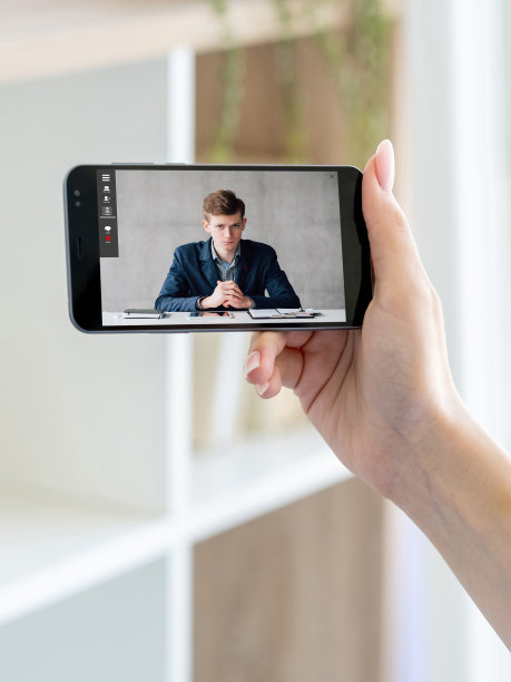 移动会议业务伙伴在电话上工作图片下载