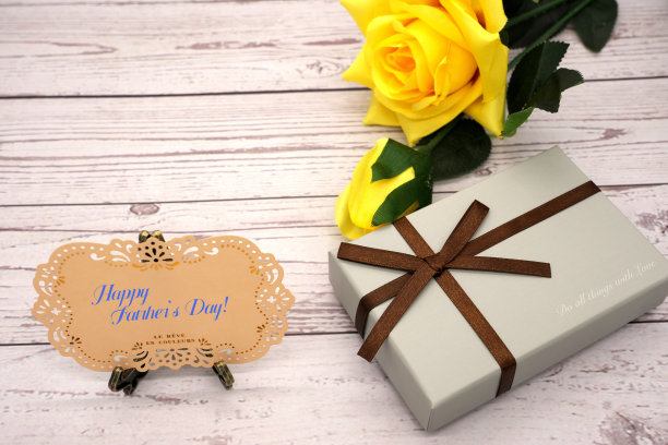 父亲节黄玫瑰和礼物(木纹背景)图片下载