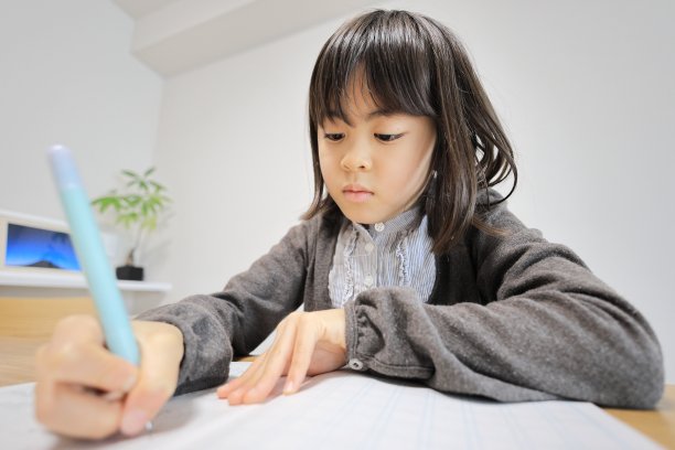 日本学生女孩在餐厅学习(8岁)图片下载
