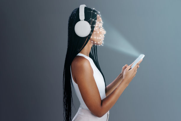 智能手机的面部识别。一名女子通过扫描面部来解锁移动设备图片下载