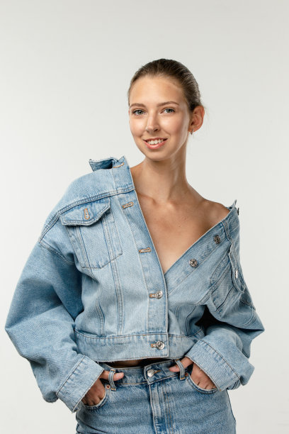 女性肖像的美丽女人，人穿着时尚休闲牛仔裤服装在工作室在空白的白色背景。图片下载