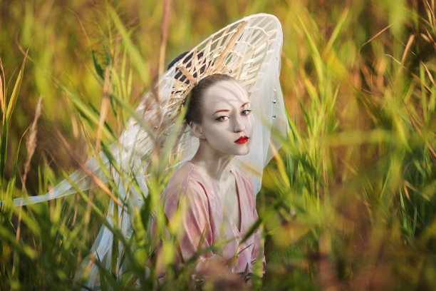 穿着和服的艺伎。美容化妆。亚洲时尚。夕阳光图片下载