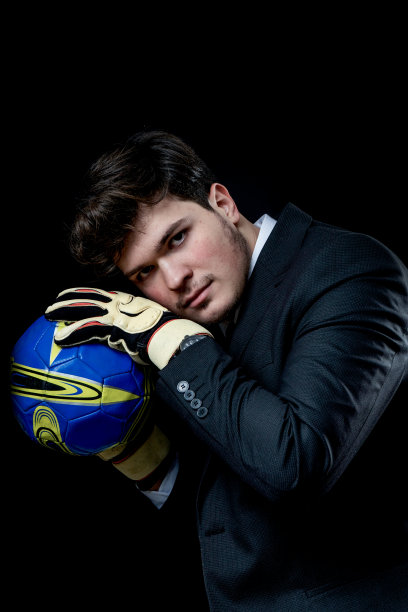 穿黑色西装的守门员。图片下载