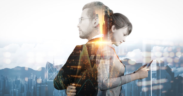 不同的业务团队经理与小工具在夜间城市景观的背景。双重曝光，城市为背景。模糊的背景。三维演示图片下载