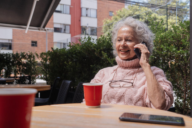快乐的女人在餐厅打电话图片下载