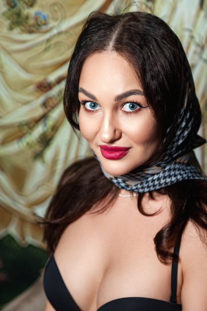 时尚的微笑封面妇女的肖像在社会活动中摆姿势，看着相机。时髦的犹太女士戴头巾在室内摆姿势。休闲世俗的生活方式概念。复制广告文字空间图片下载