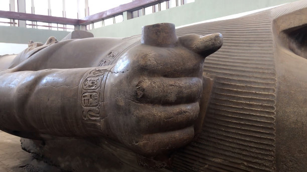 埃及孟菲斯露天博物馆中的拉美西斯二世雕像图片下载