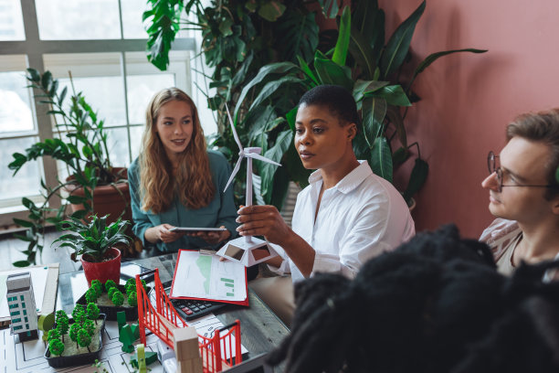 不同的国际学生群体致力于现代城市的可再生能源，绿色区域的城市项目。生态理念、环保理念、垃圾回收理念、科技理念图片下载