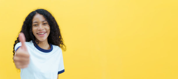 美丽的黑人妇女肖像在黄色背景。图片下载