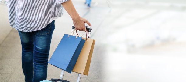 拿着购物袋的男人。图片下载