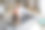 年轻女子锻炼在家做俯卧撑和使用在她的个人笔记本电脑学习或教锻炼内容创建者商业免费健康生活方式的人的概念图片下载