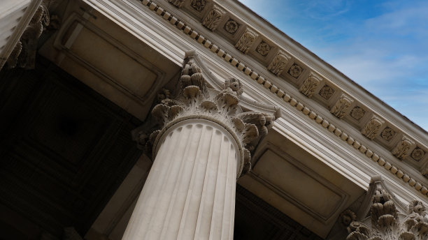 经典的建筑柱。历史建筑的建筑细节。在英国伦敦，建筑结构的天花板上有柱子和灰泥成型的外部建筑元素。图片下载