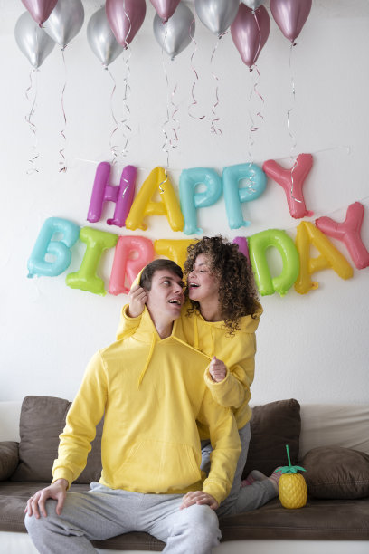 快乐的年轻家庭在家里庆祝生日图片下载