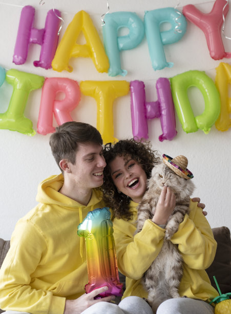 快乐的年轻家庭在家里庆祝生日图片下载