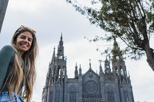 一个女人在历史纪念碑前看着照相机图片下载