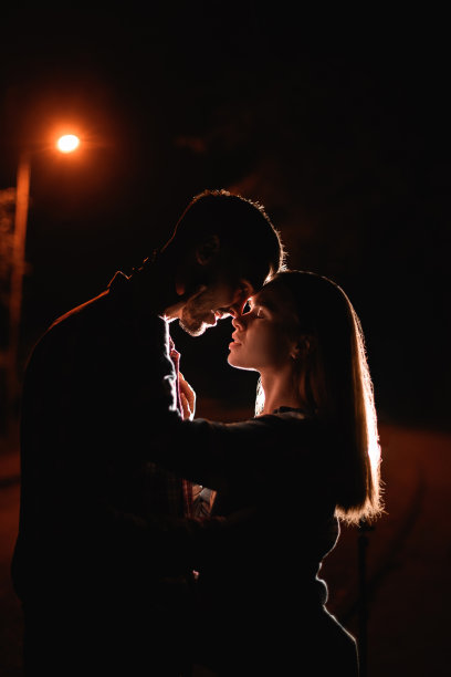 美丽的黑暗面有吸引力的年轻夫妇调情，看着对方图片下载