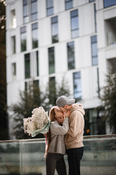 伟大的照片拥抱和亲吻情侣在爱，女孩和男朋友，在城市。浪漫的约会图片下载