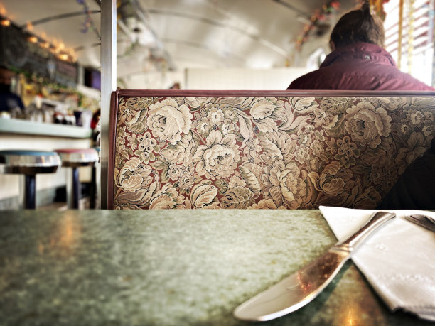 复古餐厅餐桌与刀，叉和餐巾图片下载