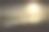 早晨，太阳透过河上的雾图片下载