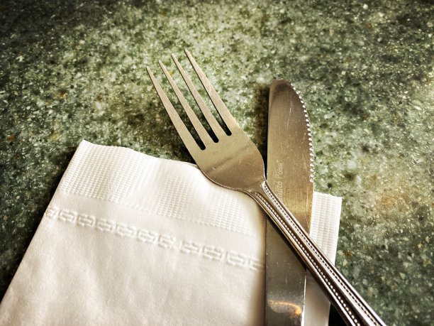 复古餐厅餐桌与刀，叉和餐巾图片下载