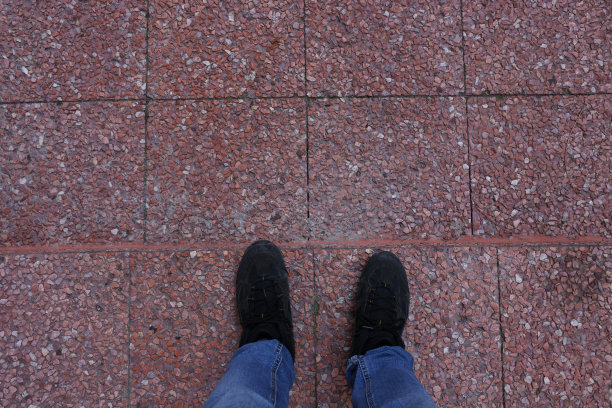 脚站在地上图片下载