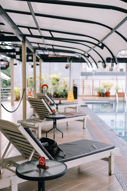 游泳池旁边有个放松的地方图片下载