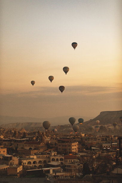 热气球在卡帕多西亚的戈雷姆村上空飞行图片下载