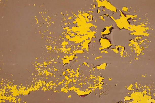旧黄色肮脏的金属墙与剥落的油漆和生锈的斑点，工业背景照片纹理图片下载
